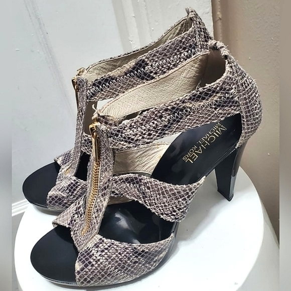 🌴MICHAEL KORS  Women’s Berkley T-Strap Embossed Snakeskin Heels Sandals Size 8M - Picture 1 of 11
